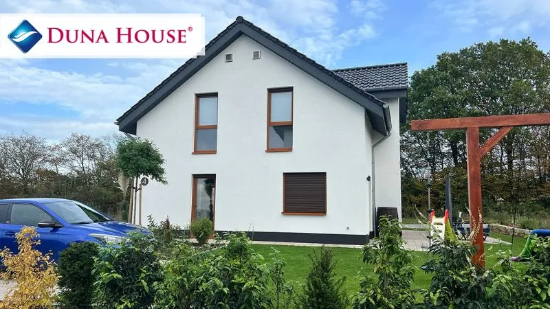 Egy könnyűszerkezetes családi ház éves rezsiköltsége akár 30–50%-kal is alacsonyabb lehet egy hagyományos ingatlanhoz képest.